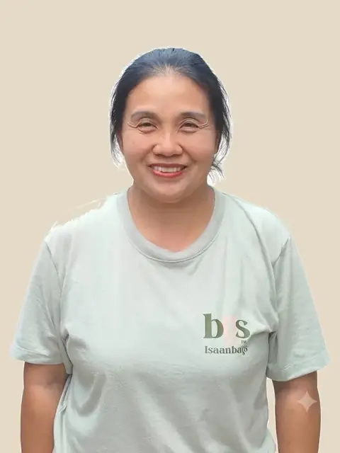 Boonme, seamstress at l&rsquo;Atelier d&rsquo;Isaan, wearing an Isaanbags t-shirt