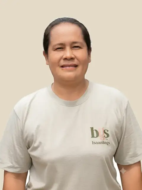 Kanjana, seamstress at l&rsquo;Atelier d&rsquo;Isaan, wearing an Isaanbags t-shirt