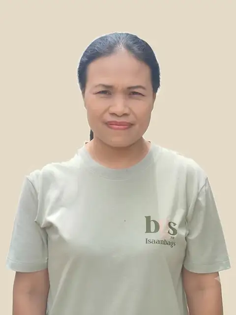 Maneerat, quality control and packing at l&rsquo;Atelier d&rsquo;Isaan, wearing an Isaanbags t-shirt